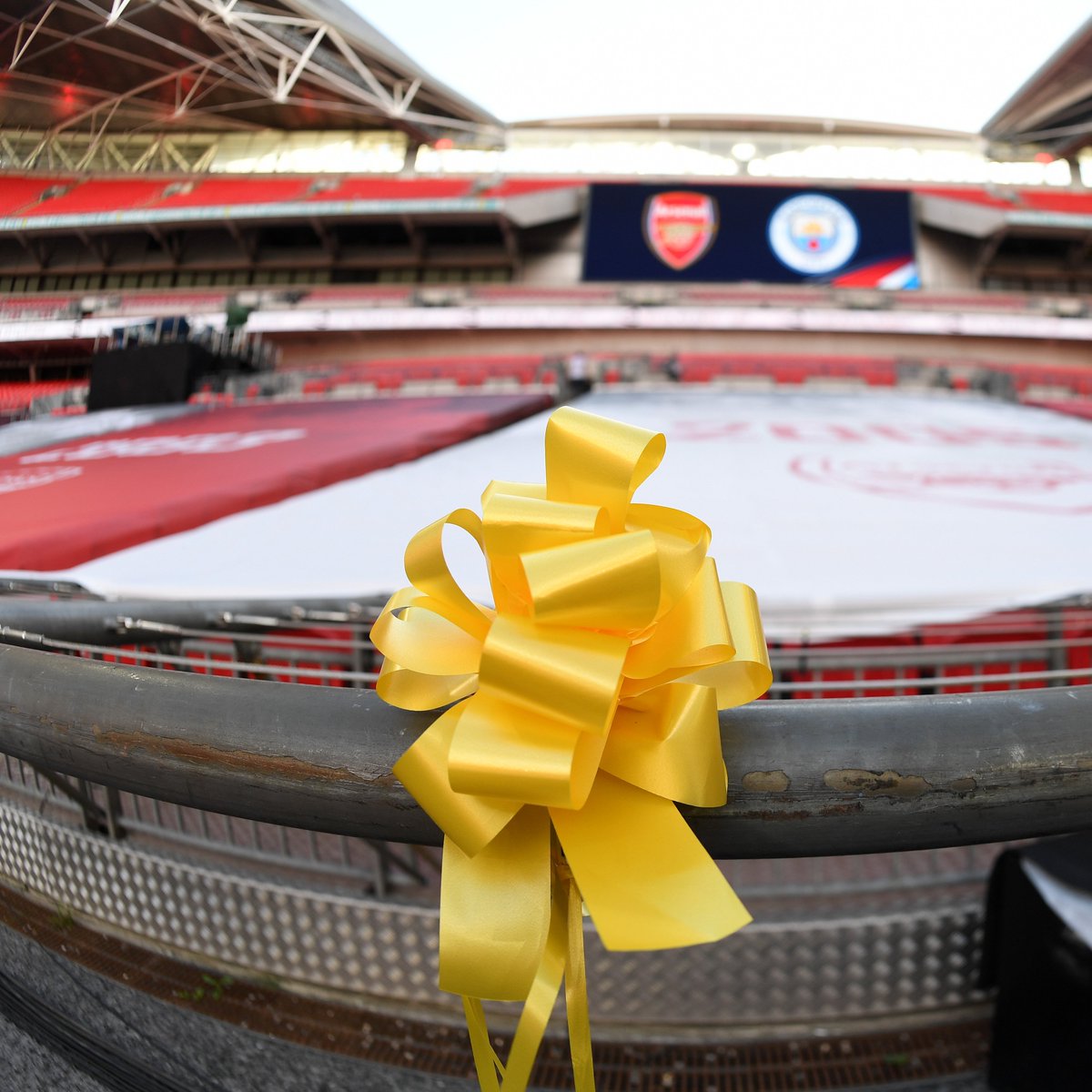 That was for you, Arsenal fans 💛

🏆 #EmiratesFACup