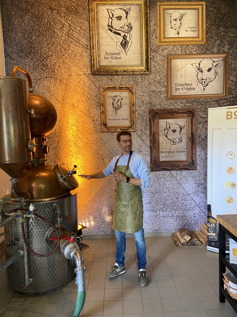 ichunterwegs's tweet photo. Bad Peterstal-Griesbach mit @WRIGHTSOCKnews war heute: Wandern auf dem Himmelssteig, Gin-Tasting bei @BoaRgin und Achtsamkeitswandern im Tal der Wilden Rench. Einfach nur 💕.
Und das auch wegen @AktivddLeben @WanderReportDT und @WellSpaPortal
#werbung #bloggerreise #wandern https://t.co/jBQQ2PUdA8