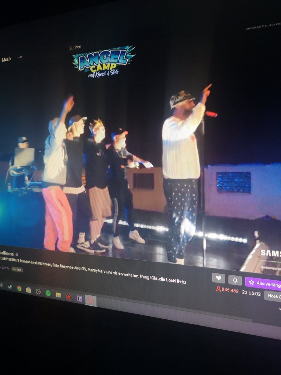 PrinzvonLinzTTV's tweet photo. Hier gucken einfach grad mehr Leute zu als Linz Einwohner hat krass geile Show @TheRealKnossi #angelcamp #twitch #newrecord https://t.co/Msxgm4wmUI