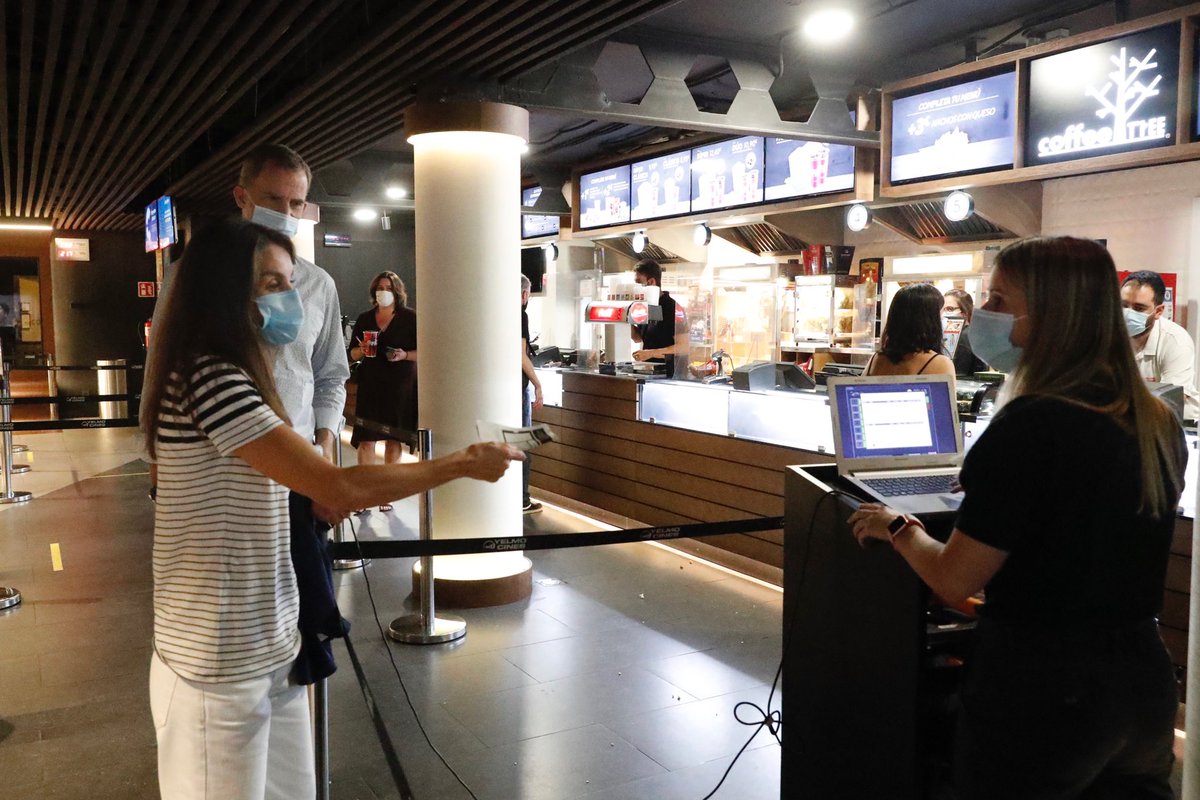 CasaReal's tweet image. Los Reyes esta noche en un cine en Madrid. Apoyo al sector de la distribución y exhibición cinematográfica, tal y como les señalaron durante el confinamiento en videoconferencia con la Federación de Distribuidores Cinematográficos @Fedicine