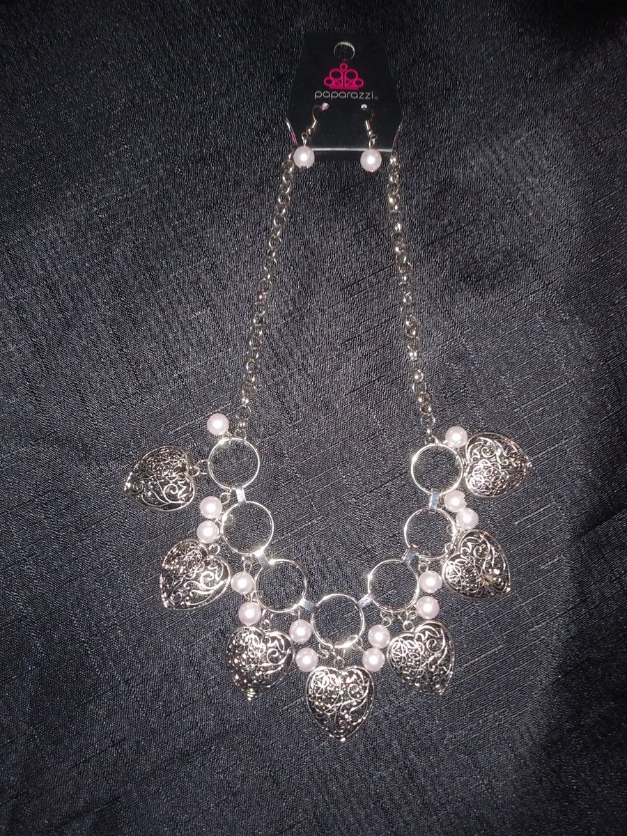 JewelsJesse's tweet photo. https://t.co/28hjYJzT5h
#paparazziaccessories
#fivedollareach
#fashionjewelry
#beautiful
#earringsandneckleaceset https://t.co/mJed4F3Egm