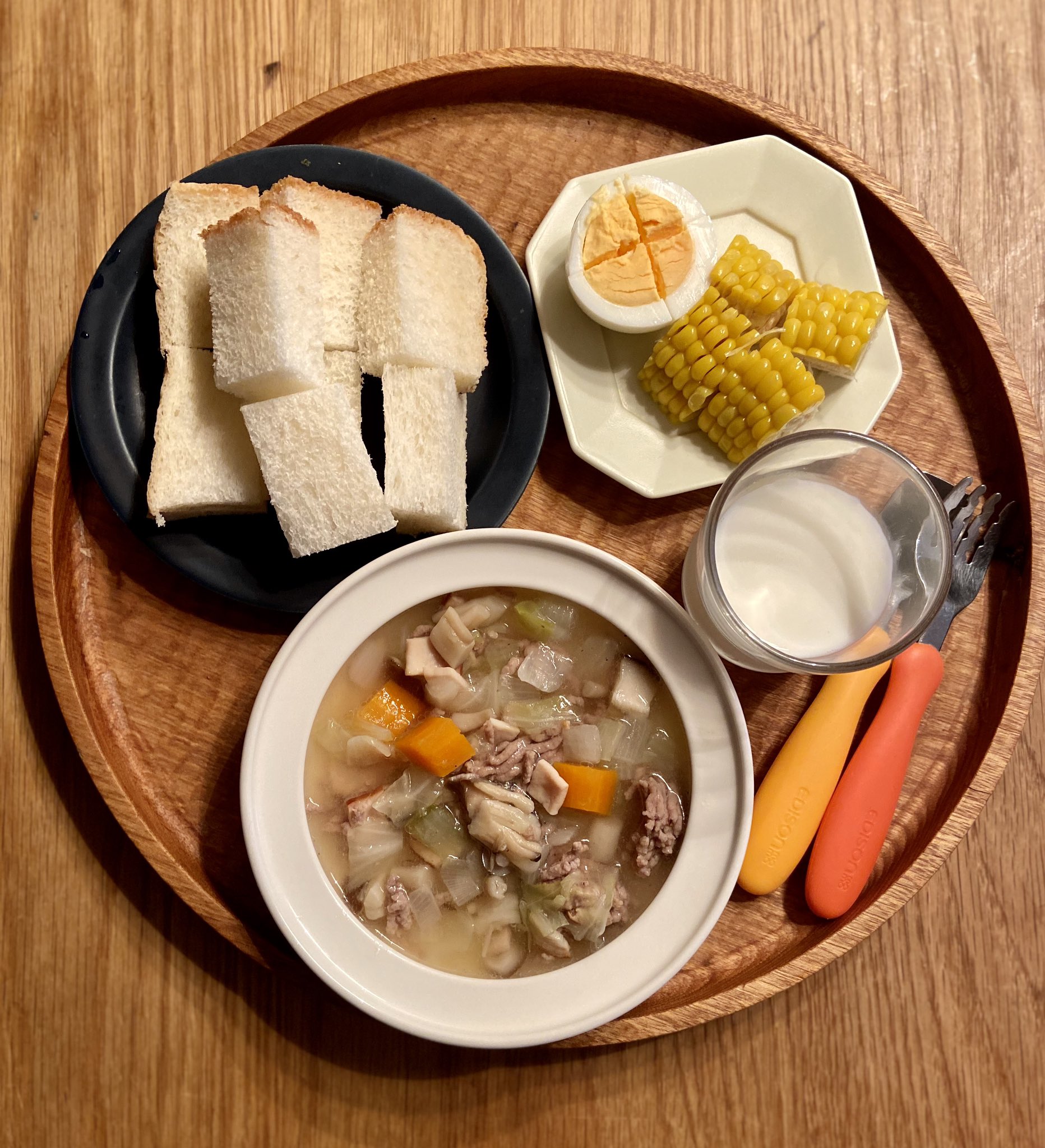 本田 よう一 4歳と0歳育児中 息子さん朝ごはん 野菜スープ 茹で卵 とうもろこし 食パン 牛乳 スープはかろうじて パンは1切れ 何かお気に召さないことがありましたでしょうか おぼっちゃま 雨だし ゆるゆる過ごしましょう 朝ごはん