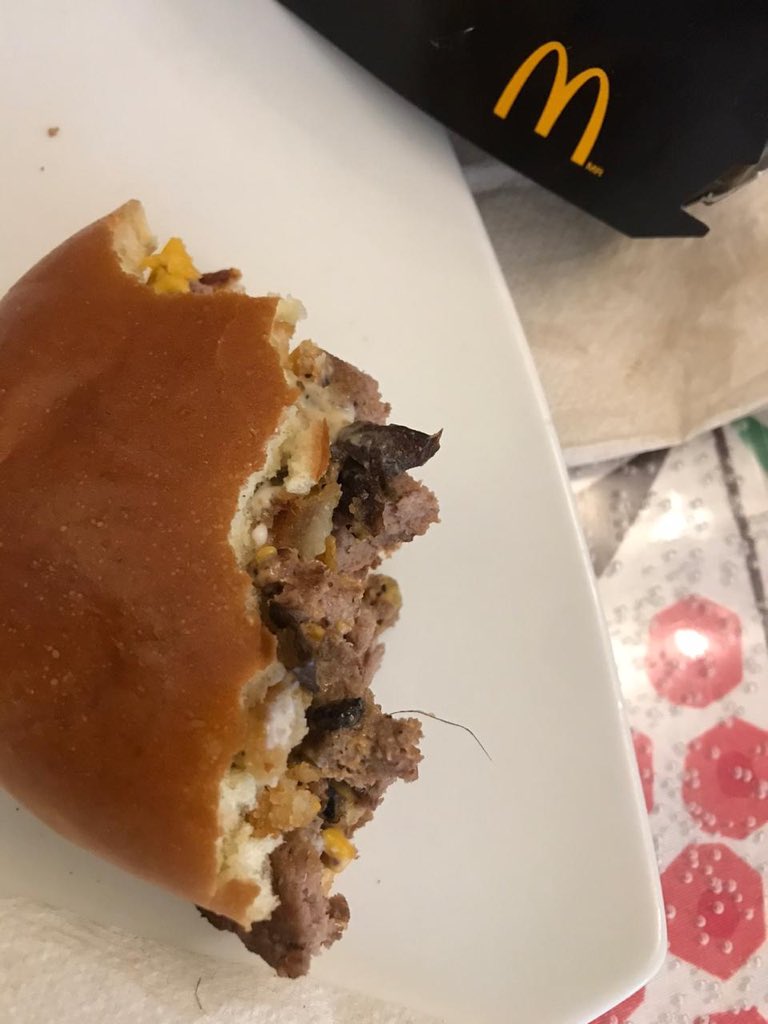 antodinali's tweet photo. @McDonalds_Cl hace unos minutos compramos en el Automac del local de Cantagallo y en uno de los sandwiches salió un pelo. Realmente es un asco!! Donde quedaron las medidas sanitarias?!?! Ahora se ponen mascarillas y se olvidan de las mallas para el pelo?! https://t.co/UlyPdNqPow