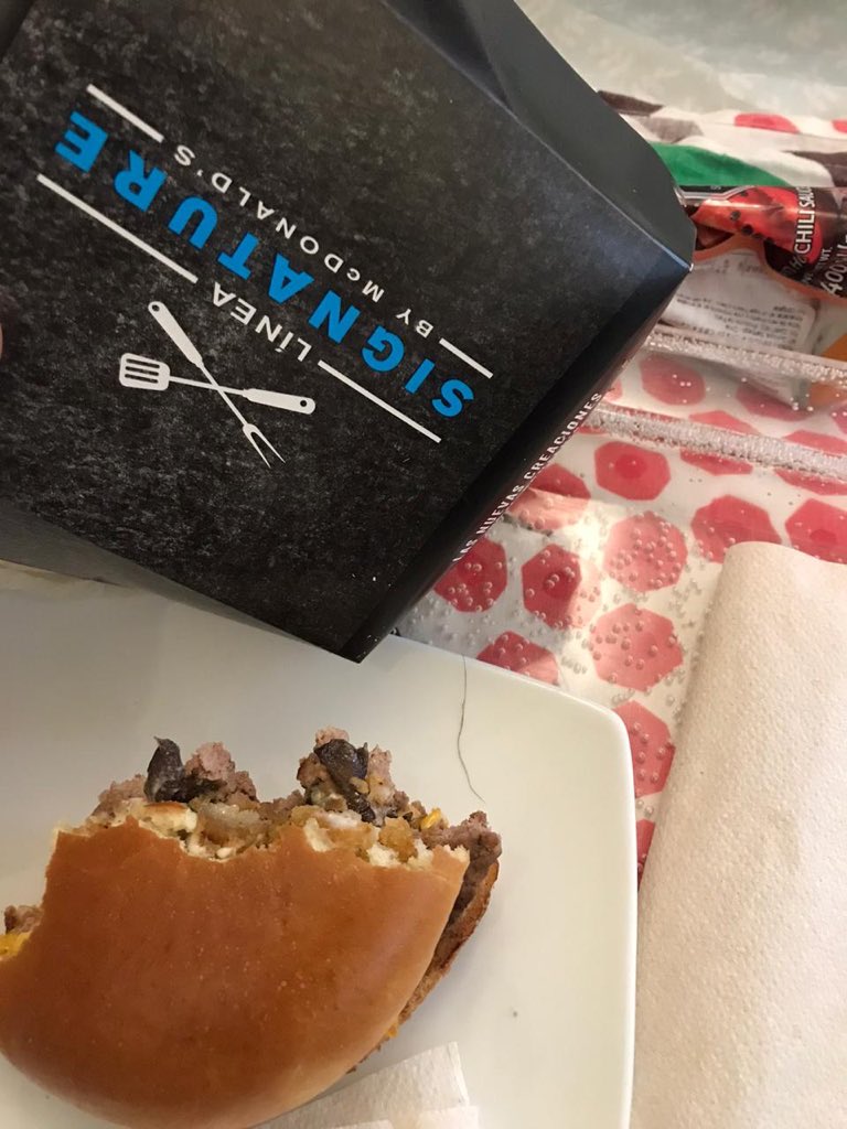 antodinali's tweet photo. @McDonalds_Cl hace unos minutos compramos en el Automac del local de Cantagallo y en uno de los sandwiches salió un pelo. Realmente es un asco!! Donde quedaron las medidas sanitarias?!?! Ahora se ponen mascarillas y se olvidan de las mallas para el pelo?! https://t.co/UlyPdNqPow