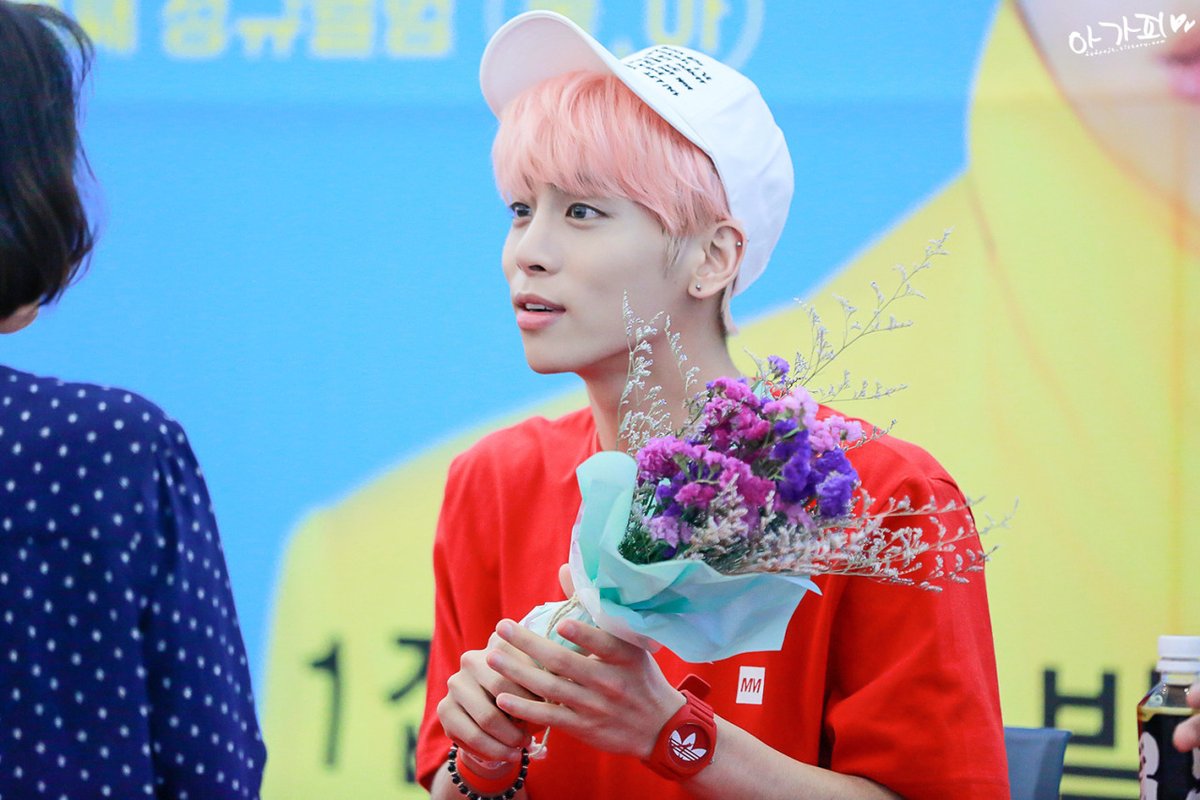 hourlyjonghyun's tweet photo. https://t.co/LKQh4TML9S