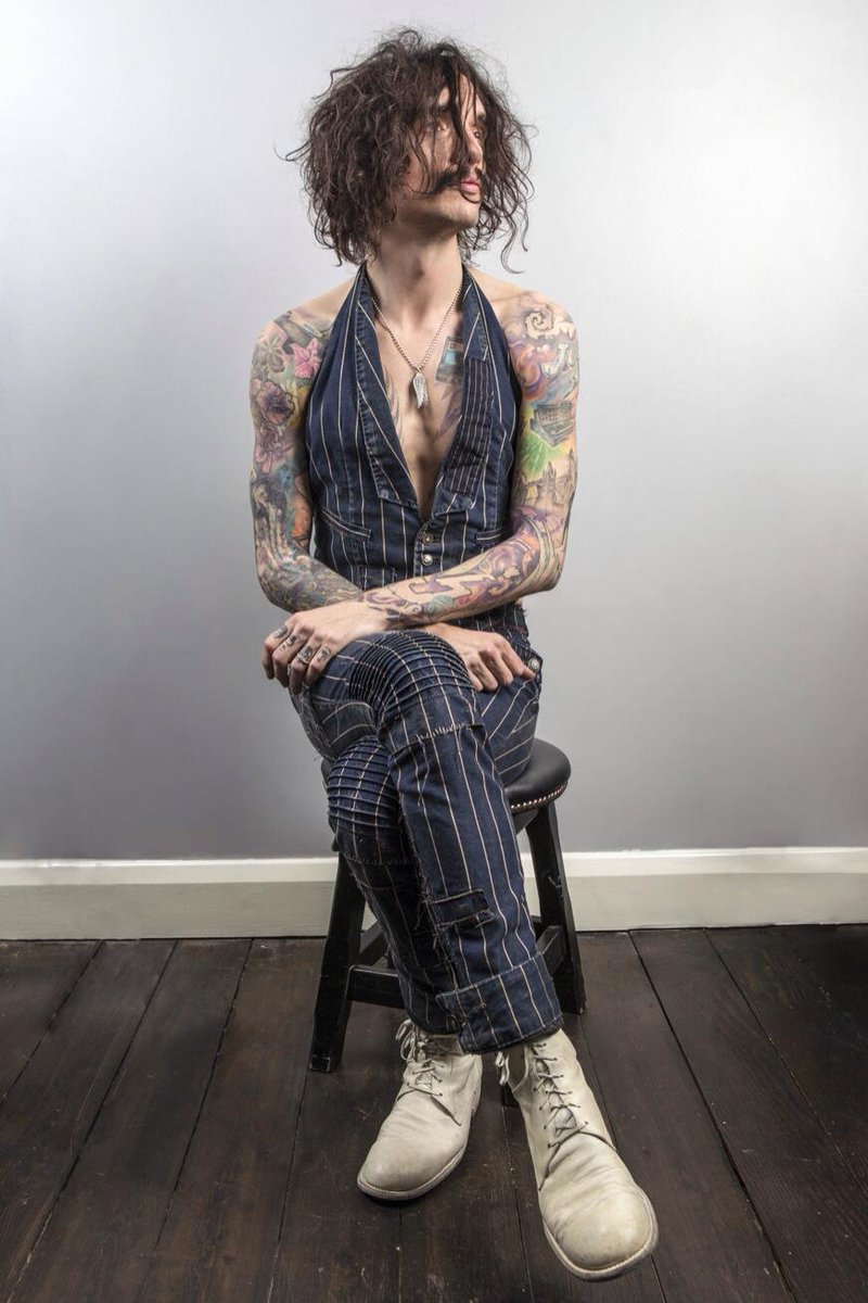 TDKJusettes's tweet photo. Out of Bed Style...🔥
Pic by @HenekerPhoto for #LookListen via @JustinHawkins
-
#JustinHawkins #tdkjusettes #singer #frontman #photoshoot #photosession #photoset #rockstar #stylist #styledictator #style #fashiondesigner #coverman #rockicon #iconic #icon #TheDarkness https://t.co/vYmI8wfWd2