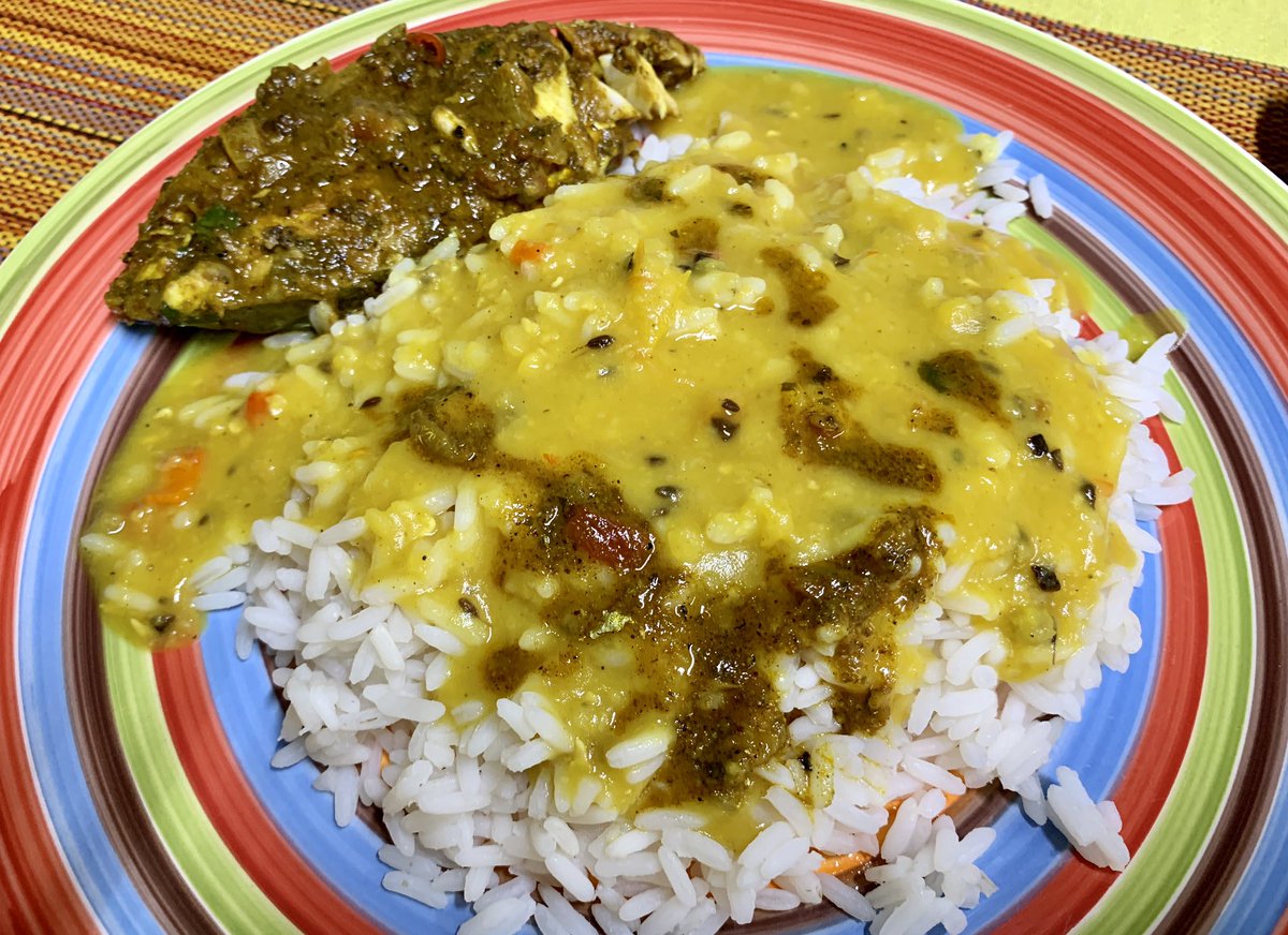 naifar27's tweet photo. What did you have for lunch today? My #saturdaylunch #curryfish #dhal #rice #splitpeas #cumin #geera #turmeric #saffron #trinifood #TrinidadandTobago #Trinidad #trinitwitter #delicious #yummy https://t.co/khHJpoptmX