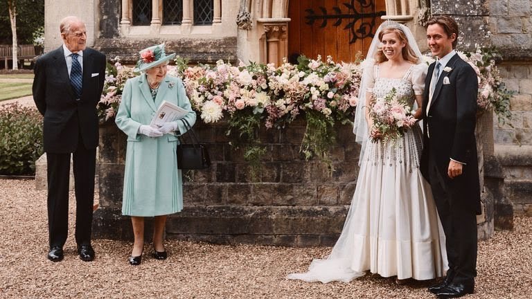 elizaelizauk's tweet photo. Love that Princess Beatrice upcycled one of the Queen’s dresses for her wedding day. #sustainablewedding #sustainablefashion https://t.co/U8PzeAQY35