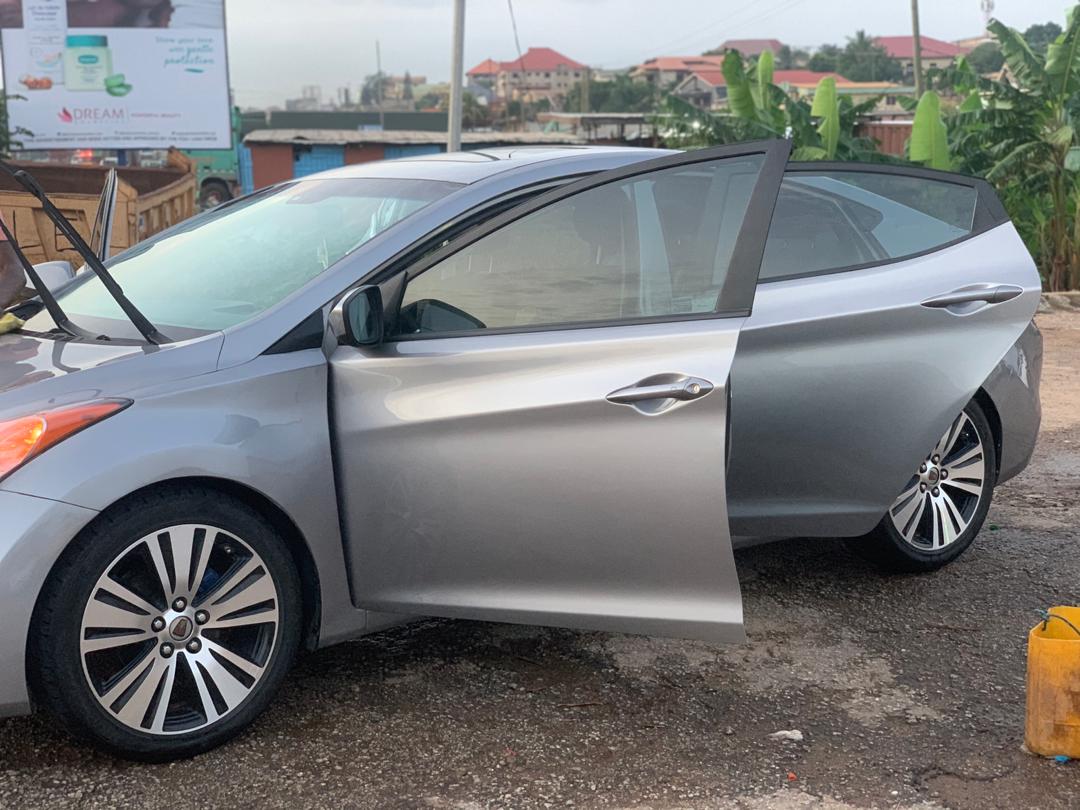 Erns_autos's tweet photo. As Arsenal win dieeer, you for get yourself some Limited Hyundai Elantra 2012 model
1.8L 6 speed automatic
Leather Seats
Sunroof
Bluetooth
USB and Aux enabled
Reverse Camera
Touch screen radio
Ghc 48,000 negotiable
DMs are Open
#ErnsAutos
#ARSMCI ๐
#YouNeedACarToo https://t.co/peNVdGMz5U