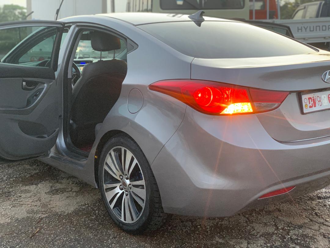 Erns_autos's tweet photo. As Arsenal win dieeer, you for get yourself some Limited Hyundai Elantra 2012 model
1.8L 6 speed automatic
Leather Seats
Sunroof
Bluetooth
USB and Aux enabled
Reverse Camera
Touch screen radio
Ghc 48,000 negotiable
DMs are Open
#ErnsAutos
#ARSMCI ๐
#YouNeedACarToo https://t.co/peNVdGMz5U