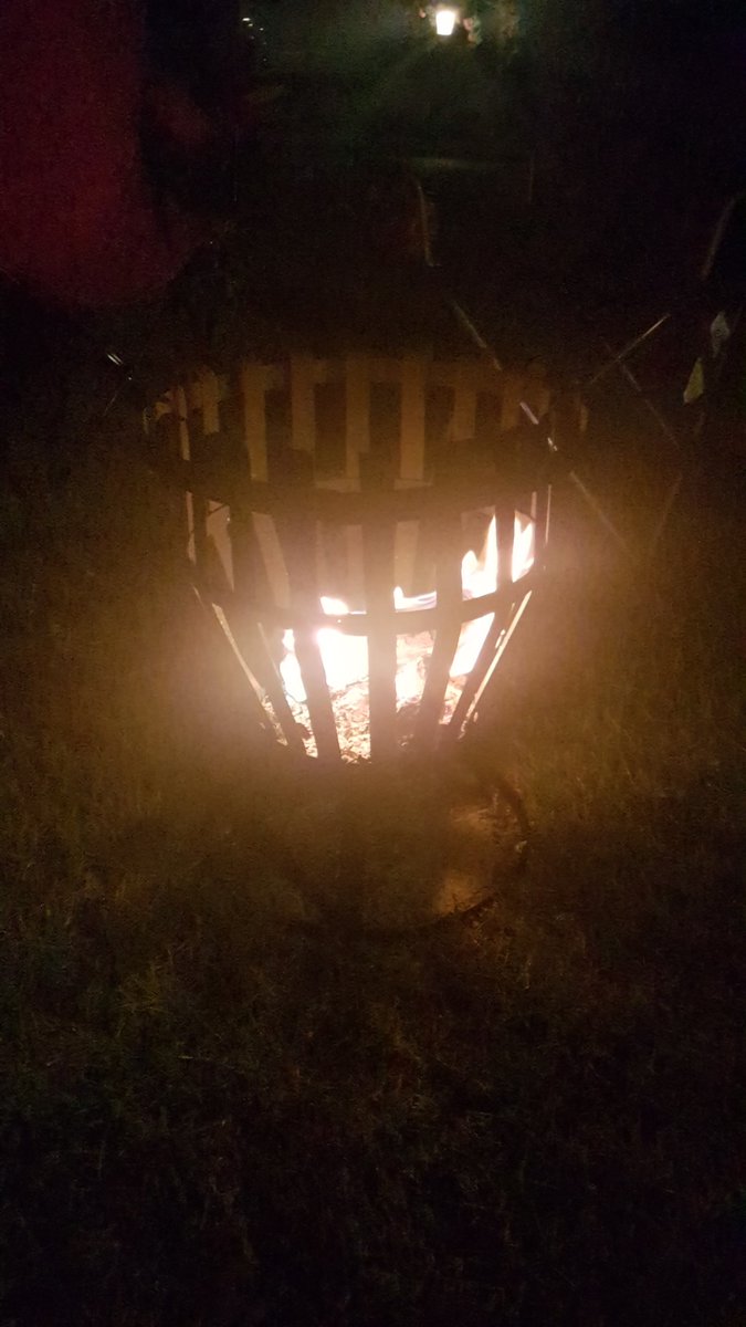 Naughtyangel666's tweet photo. Good food and drink, great weather, old and new friends gathered together ... this is what weekends away are all about .. π #happycamper #weekendgypsy https://t.co/163YpmaCyH