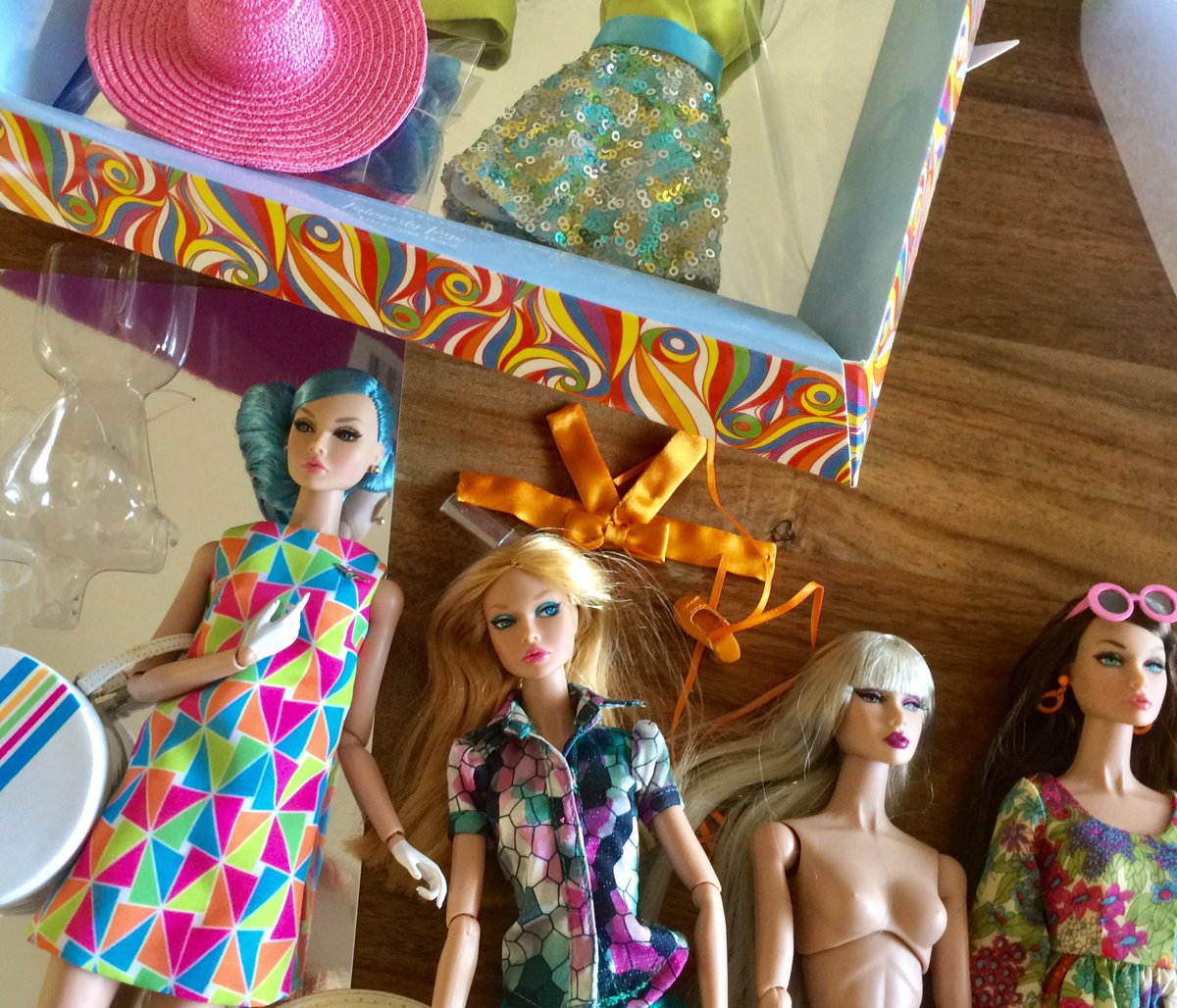 dollyepisodes's tweet photo. Finally #unboxed #fashion sets from 2019 #IntegrityToysConvention. #Redressing #PoppyParker for a new #photo shoot. https://t.co/876smUBXNC