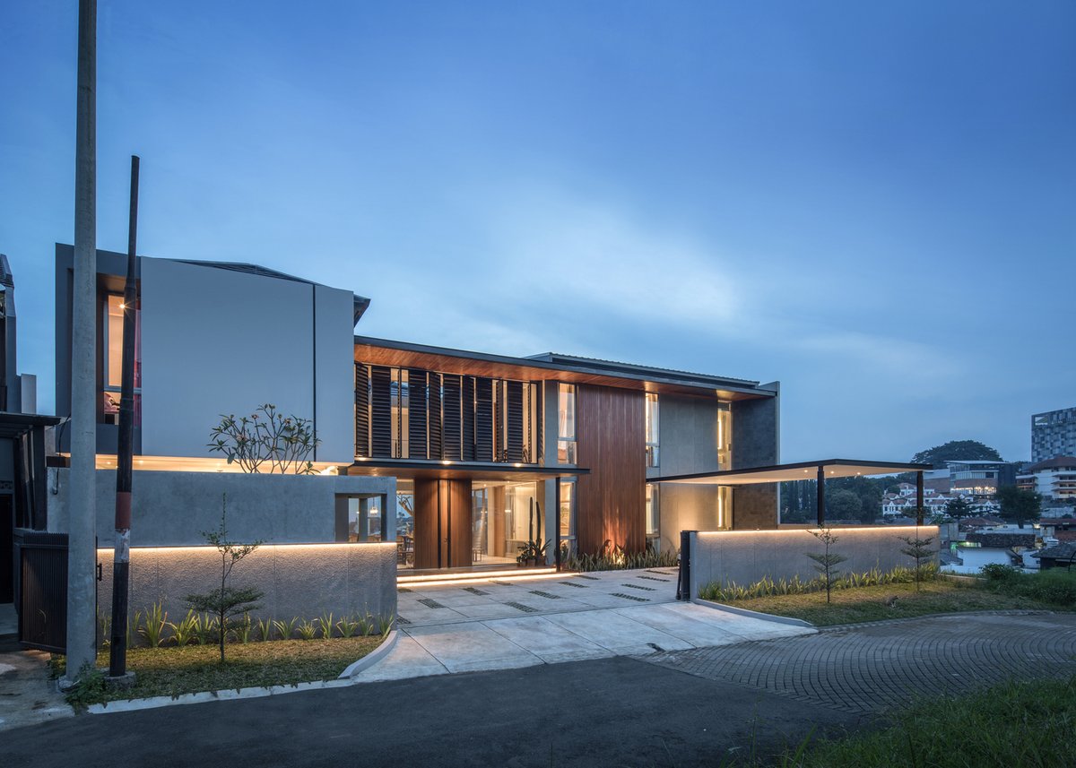 DeanTeamRealtor's tweet image. From the street, it's obvious there's something special about this #luxuryhome. #homestyle  cpix.me/a/101585640