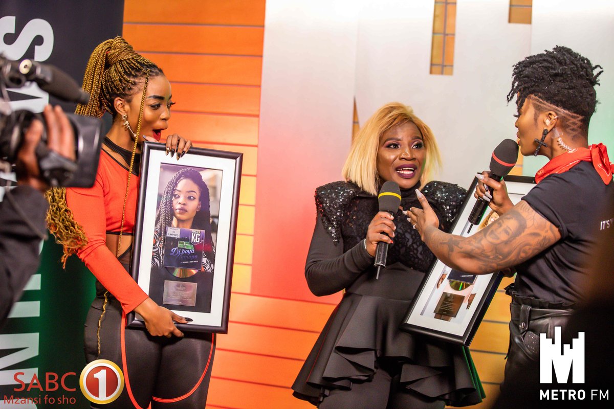 METROFMSA's tweet photo. Celebrating @zandazakuza &amp; @makhadzimuimbi  Going gold on #Get2GetherExperience this weekend live on @Official_SABC1 &amp; @METROFMSA 🔥

Simulcasting live on TV and radio 📺📻#NelsonMandelaDay 
YouTube link 
https://t.co/EMBuTp6bJX https://t.co/IxGIawJN0a