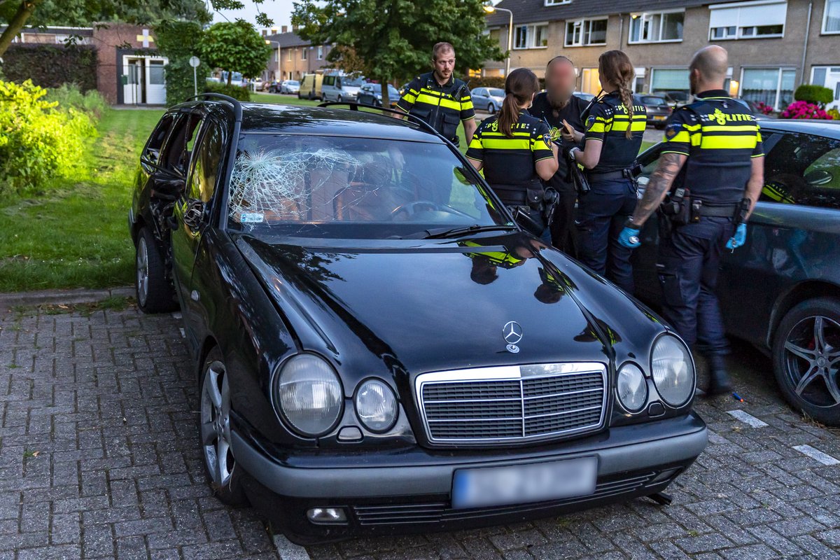 Poolse beschonken bestuurder ramt boom en gaat er vandoor #Dronken #Helkantsedijk #HoogeZwaluwe #Ongeval #Polen.