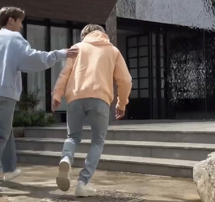 yoongistune's tweet photo. yoongi in this fit... yes https://t.co/chexO8mt6k