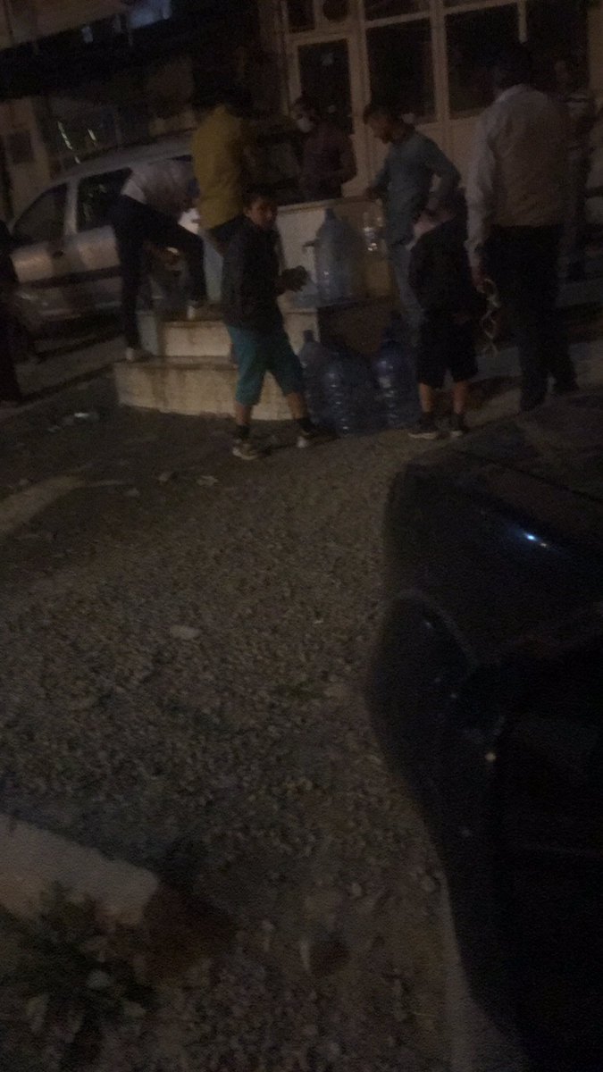 cizredenbak's tweet photo. #sondakika Hakkari Yüksekova'da halk perişan durumda 4 gündür suların almadığı Yüksekova'da halk isyan etti
#Hakkari #Yueksekovayasesol #cizre https://t.co/EuKGnU0wt5