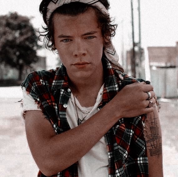 tbswild's tweet photo. •LARRY AU

Donde Harry es contratado por una pareja para cuidar a su hijo louis y sus tres hermanas todos los días a la noche.

O donde louis empieza a encontrar sentimientos ,que intenta evadir, por este chico de ojos verdes. https://t.co/92go9RnOuz