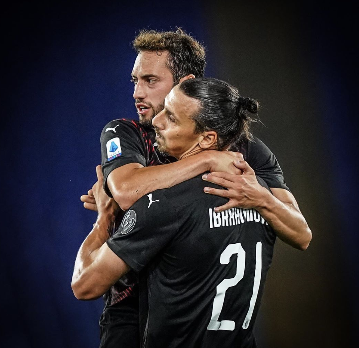 InvictosSomos's tweet image. AC Milan en Serie A desde que regresó el fútbol:

▪ 6 victorias.
▪ 2 empates.
▪ 0 derrotas.
▪ 20 de 24 puntos posibles.
▪ 25 goles anotados.
▪ Golearon a la Lazio en el Olímpico.
▪ Remontaron a la Juventus.
▪ No cayeron ante Napoli en el San Paolo.

SEÑALES POSITIVAS.