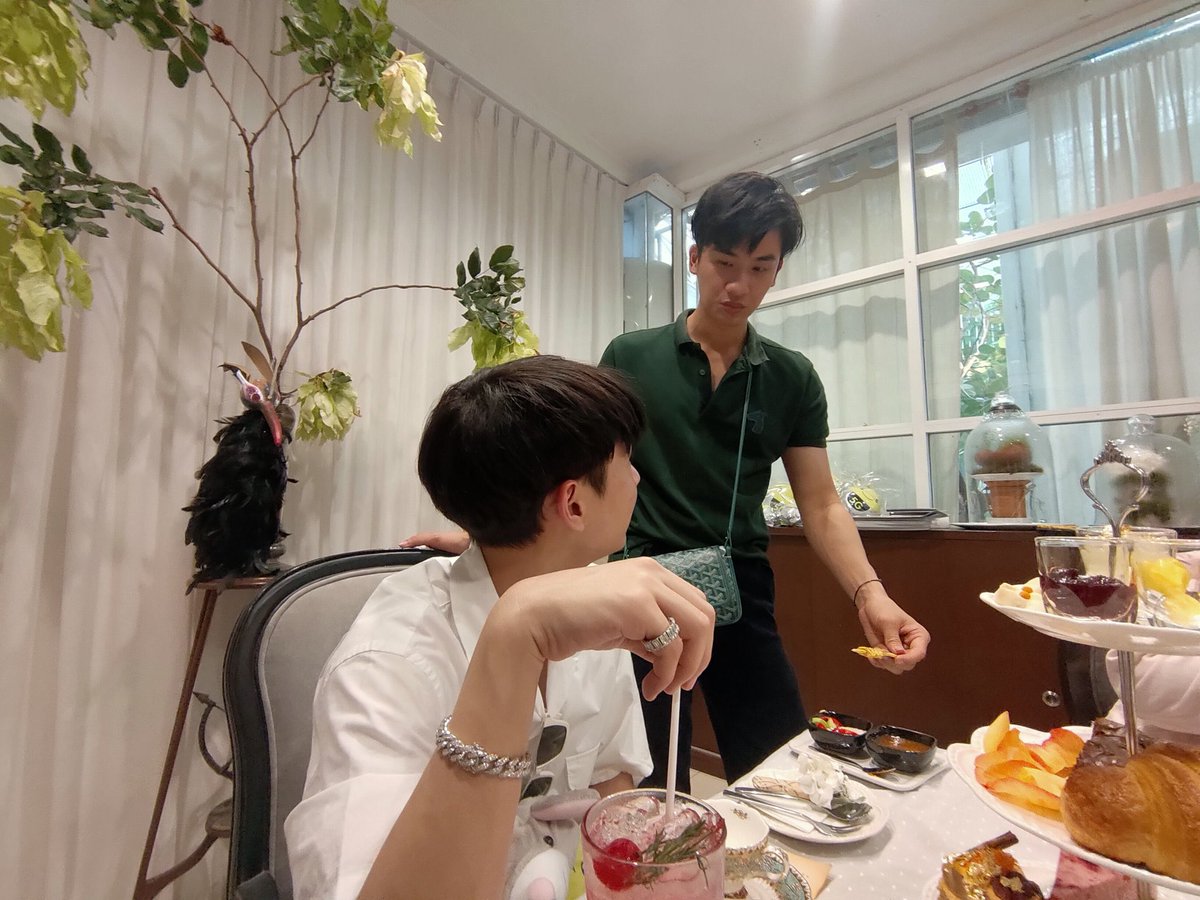 PhunsawatK's tweet photo. พี่เต น้อนกัน #SINGLETAKECHALLENGE
#AISxSAMSUNG #กันอรรถพันธ์ #กันอรรถพันธ์น่ารักกว่าที่คิด https://t.co/Z4XlWeNTEM