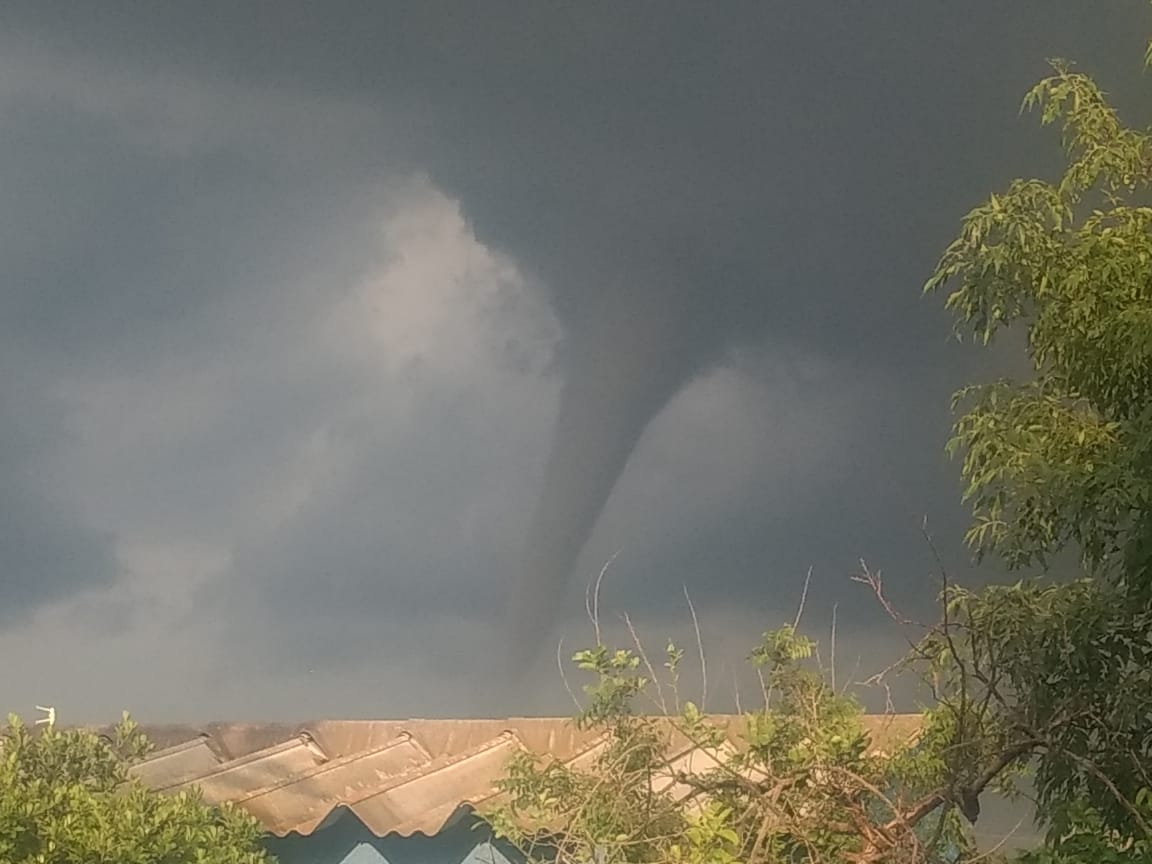 PCJalisco's tweet photo. #Alinstante acuden oficiales de la Comandancia Central, al municipio de El Salto, reportan presencia de un tornado, se acude a verificar posibles daños. Ceda el paso a las unidades de emergencia. https://t.co/BNd5JNKFU4