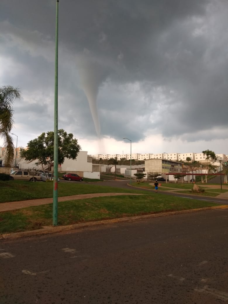 PCJalisco's tweet photo. #Alinstante acuden oficiales de la Comandancia Central, al municipio de El Salto, reportan presencia de un tornado, se acude a verificar posibles daños. Ceda el paso a las unidades de emergencia. https://t.co/BNd5JNKFU4
