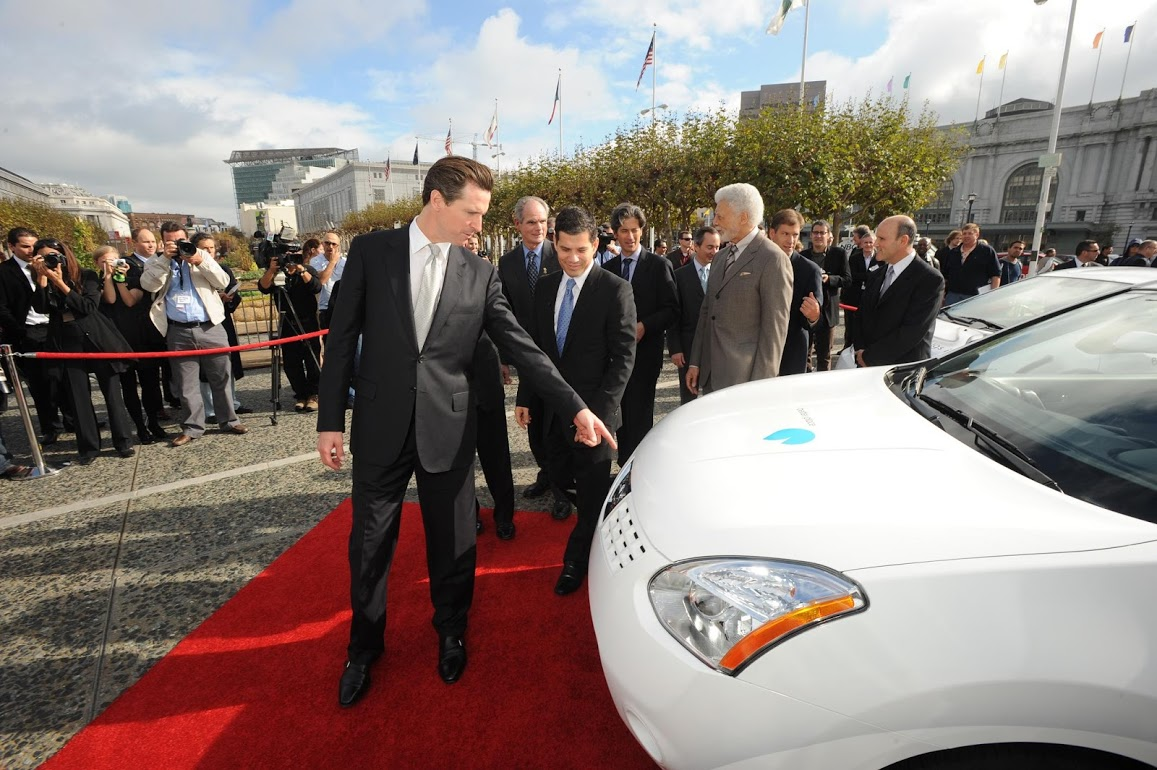 4/ The politicians loved it. Here's now-Governor Newsom, then Mayor of SF, with a Better Place car. Announcements are fun, building infrastructure, harder. 10 years later, I just bought a car in SF and having no garage buying an EV still wasn't really an option. Sigh.