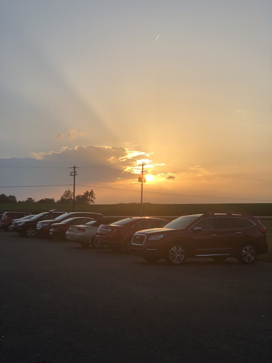 ReallyJustG's tweet photo. Pure Michigan parking lot sunset. #candlestone https://t.co/3cNuN0mUsW