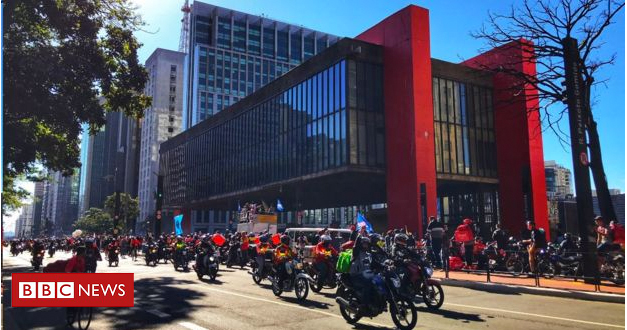 bbcbrasil's tweet photo. Nem CLT, nem autônomo: o projeto de lei que quer 'regrar' a relação de aplicativos com trabalhadores https://t.co/bCYpjzo76A https://t.co/BoHWolMKpN