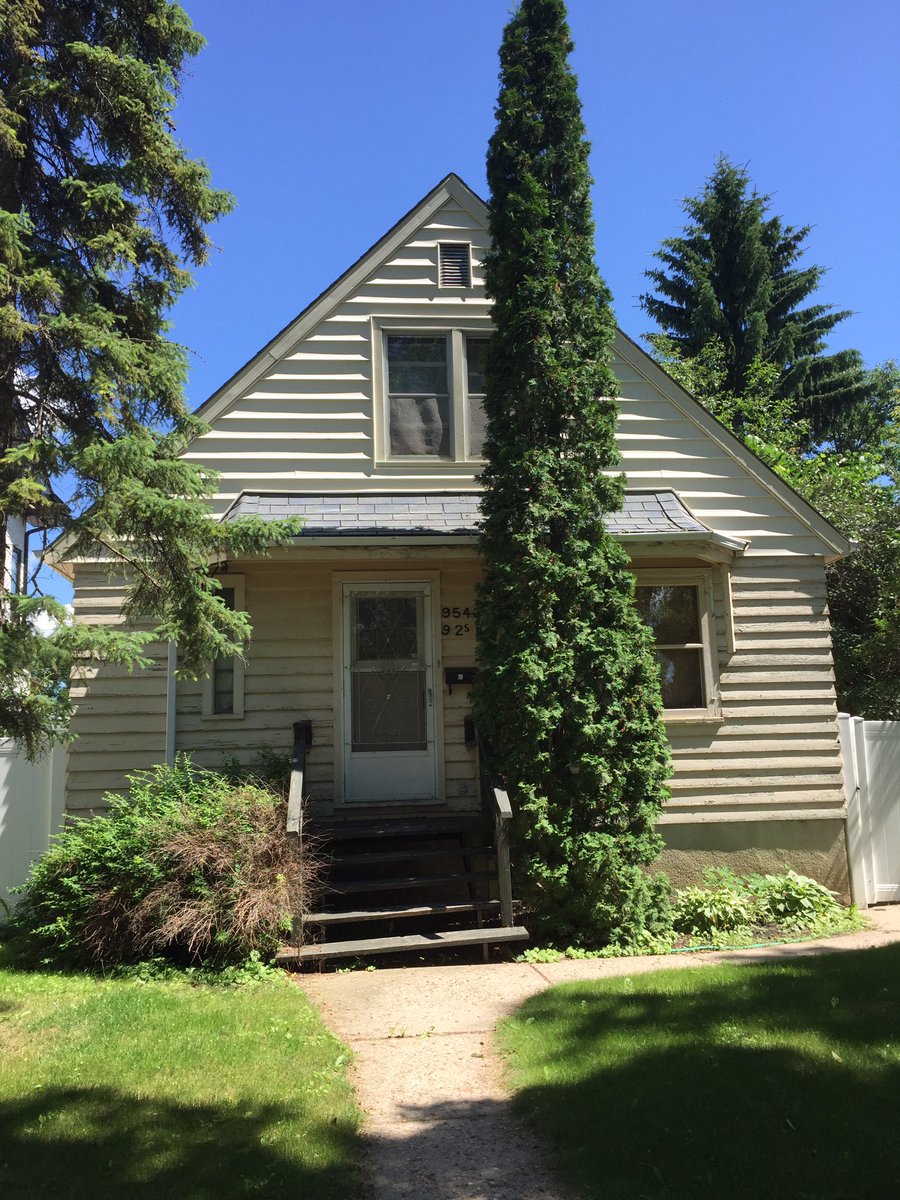 Several of the bungalows have been replaced but all 21 of the semi-bungalows still exist. They are all of the same gable-to-the-front design adapted to the width of their lots and I’ve always admired them.