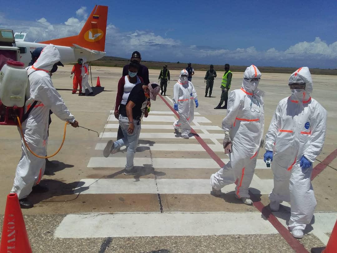 RT @VTVcanal8: #EnFotos | The arrival of nationals continues through the Porlamar Airport, Nueva Esparta state, and the transfer of health material for the application of Covid-19 tests in the region #ProtecciónIntegral