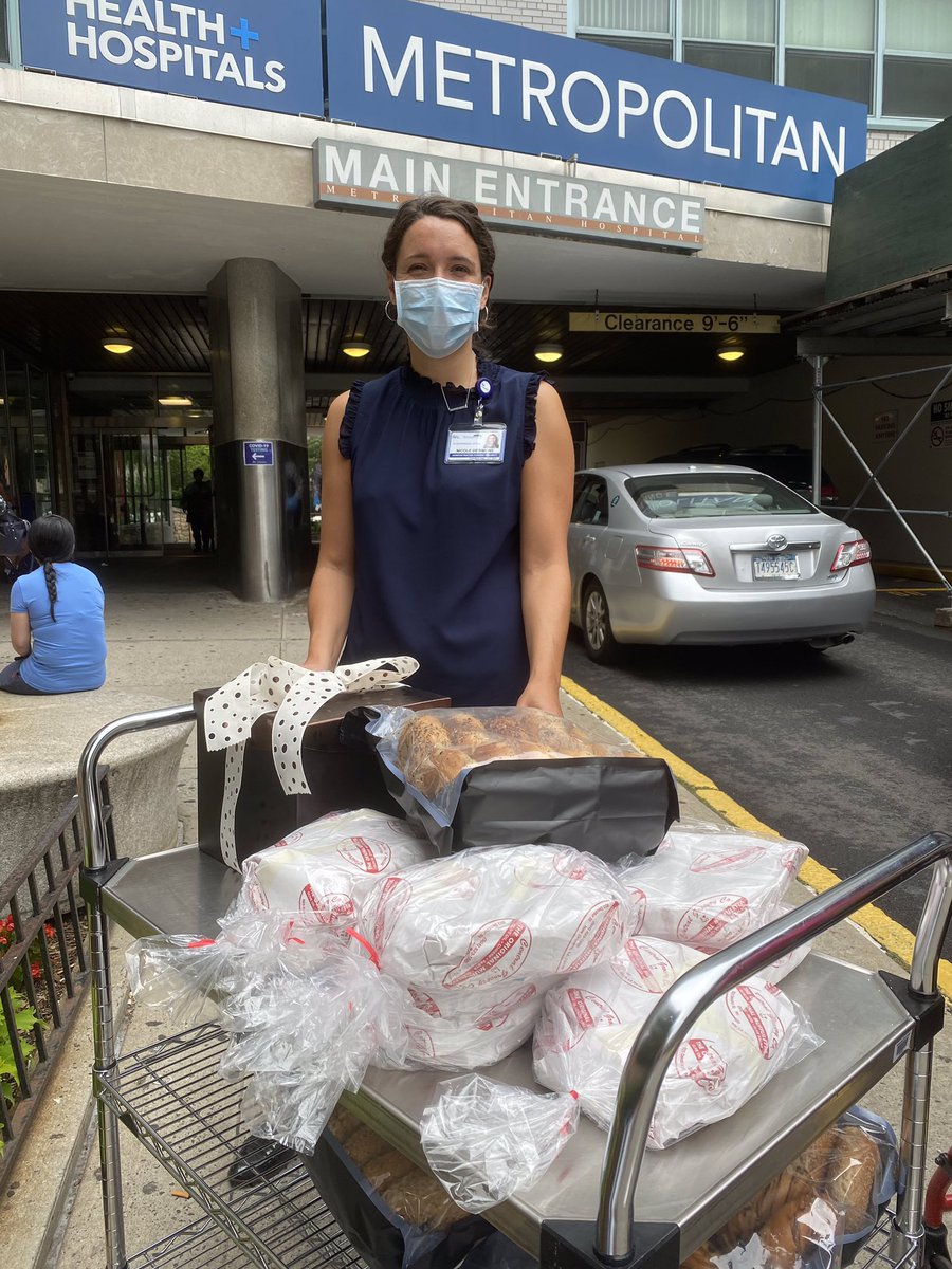 thankyoufivenyc's tweet photo. We delivered this bounty to @NYCHealthSystem Metropolitan Hospital in Harlem to #fuelthefrontlines and #HealthcareHeroes.
THANK YOU, @goldbelly, @ZuckersBagels, @browniepoints1, and @CentralGrocery1. Your generosity is truly SUSTAINING people. ❤️ #donate #thankyoufive https://t.co/nRrprVJTPT