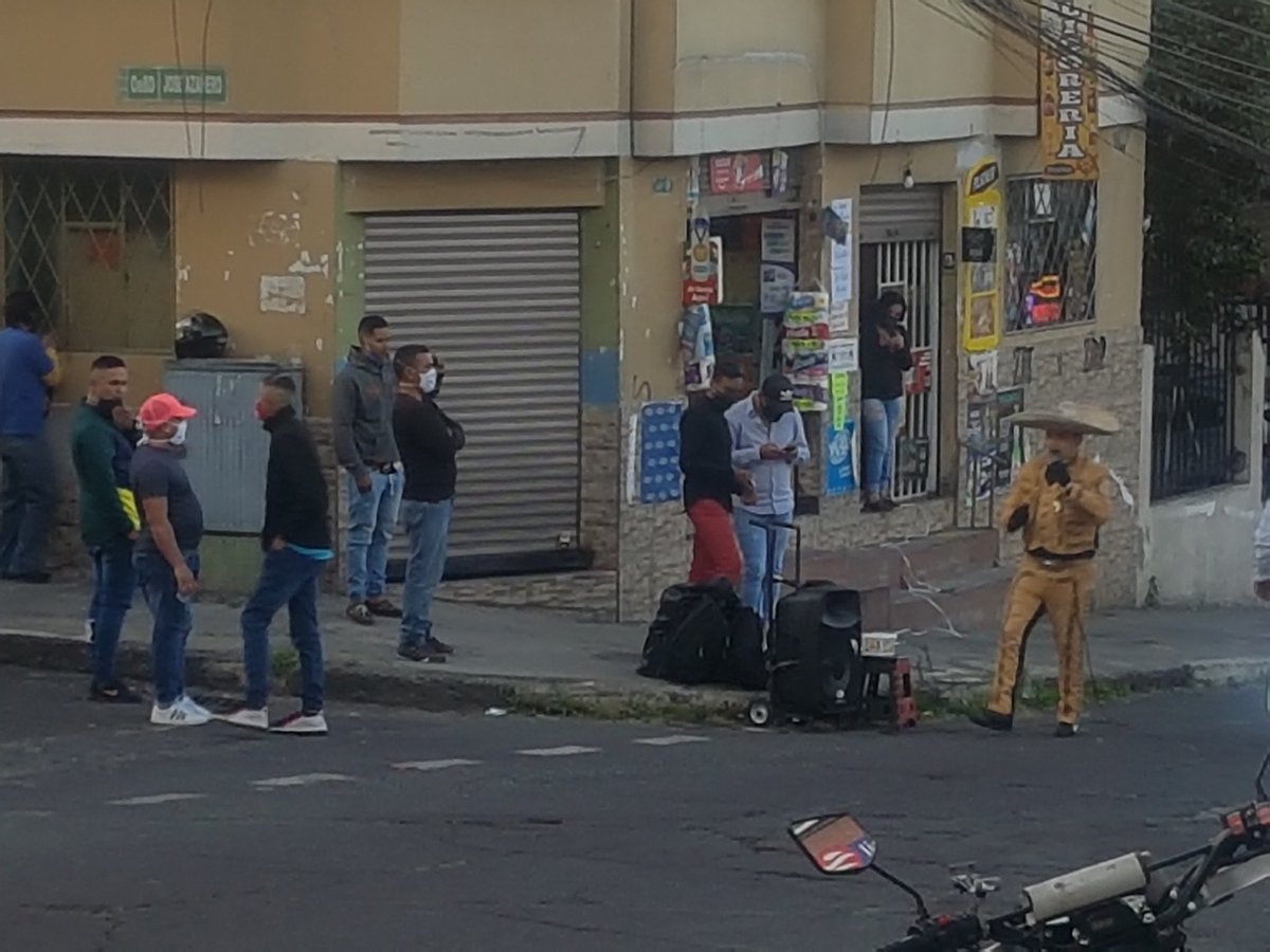 KathyPlacencia's tweet image. Señor Alcalde @LoroHomero 
No entiendo el control en plena subida a Chilibulo? #Sur de #Quito.

Justo en la Egusquiza hay mariachis y la gente empieza a reunirse! 
@MunicipioQuito @mariapaularomo 

De qué sirve cuidarnos! Acá hay tantos #libando!