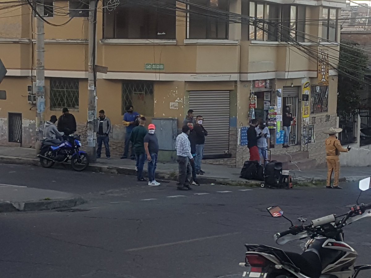 KathyPlacencia's tweet image. Señor Alcalde @LoroHomero 
No entiendo el control en plena subida a Chilibulo? #Sur de #Quito.

Justo en la Egusquiza hay mariachis y la gente empieza a reunirse! 
@MunicipioQuito @mariapaularomo 

De qué sirve cuidarnos! Acá hay tantos #libando!