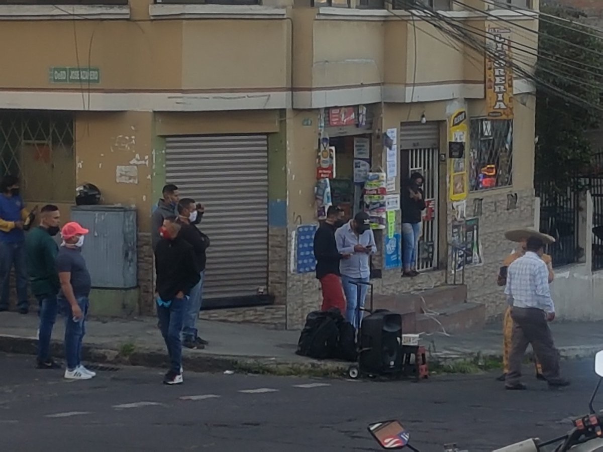 KathyPlacencia's tweet image. Señor Alcalde @LoroHomero 
No entiendo el control en plena subida a Chilibulo? #Sur de #Quito.

Justo en la Egusquiza hay mariachis y la gente empieza a reunirse! 
@MunicipioQuito @mariapaularomo 

De qué sirve cuidarnos! Acá hay tantos #libando!