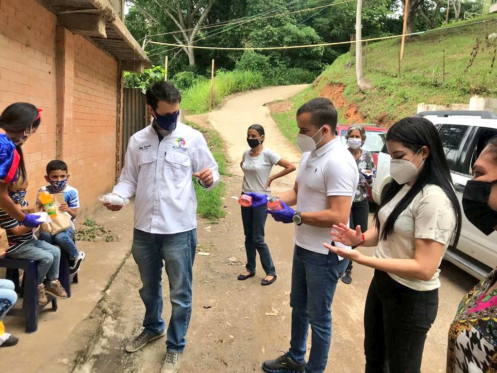 ElHatillo's tweet photo. Seguimos recorriendo el municipio llevando sonrisas a los más pequeños de nuestras comunidades, en el marco del #DiaDelNiño nuestro alcalde @eliasayegh junto al equipo de @fundhainfave realizaron un recorrido casa por casa en la comunidad de #LosNaranjosRural https://t.co/vz75IWUEWp