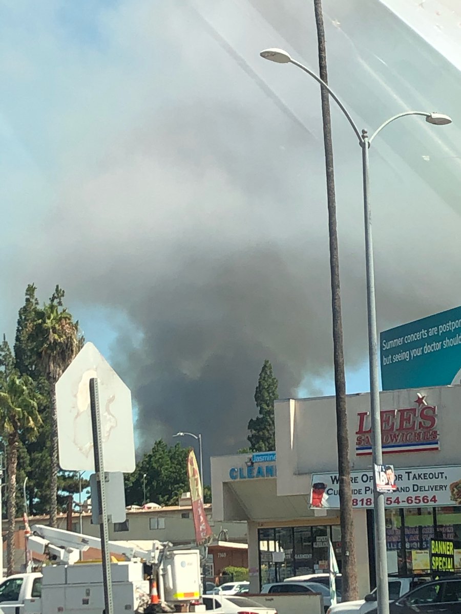 MrLinc's tweet photo. @KNX1070 no mention of the fire? Sepúlveda basin. View from Sherman Way/Balboa https://t.co/nw7DHPeZBP