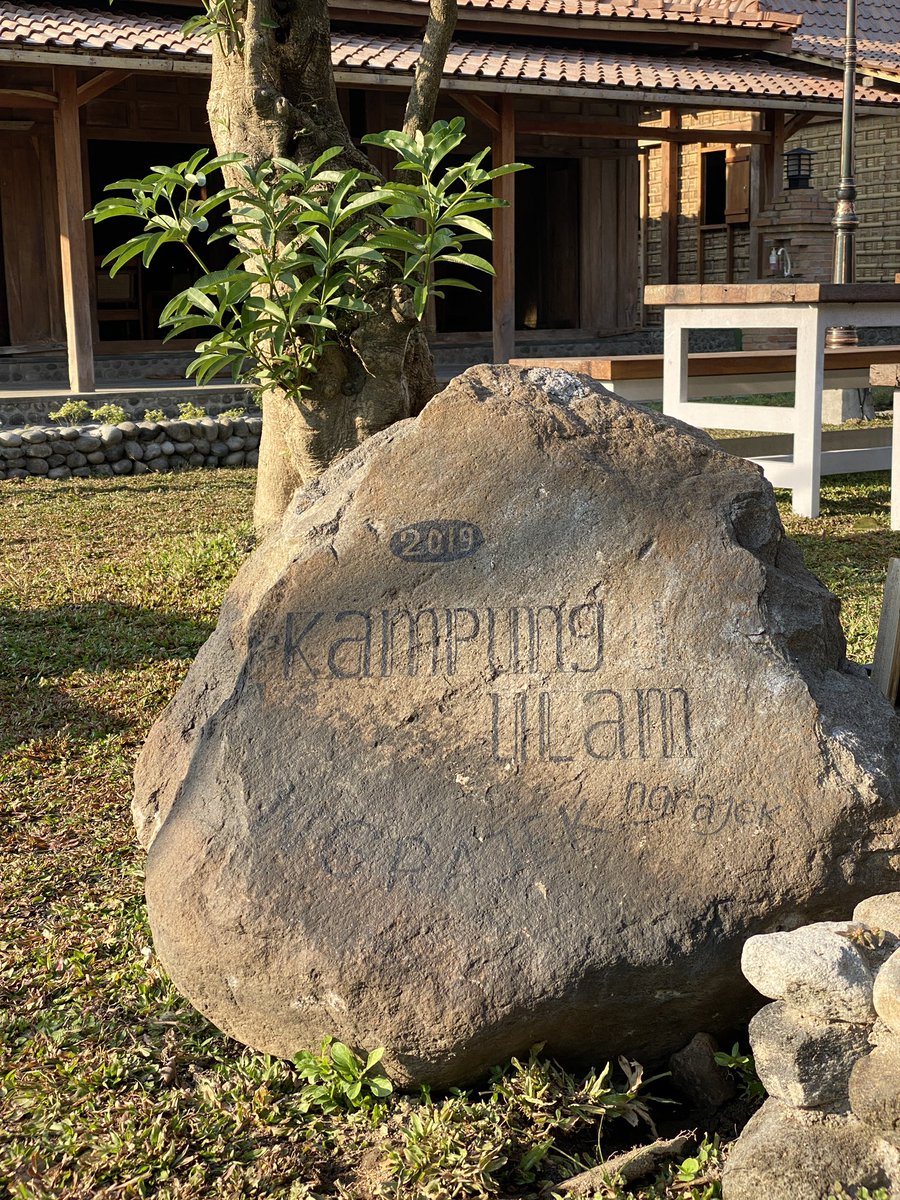 Teman-teman, kalo sepedaan di deket-deket daerah Magelang-Borobudur, coba mampir ke tempat makan baru punya temenku ini, ya. Namanya “Kampung Ulam”. 

Suasananya nyenengin dan ‘ngampung’ banget. Lokasinya ada pinggir jalan Ngrajek, searah menuju candi Mendut dan Borobudur.