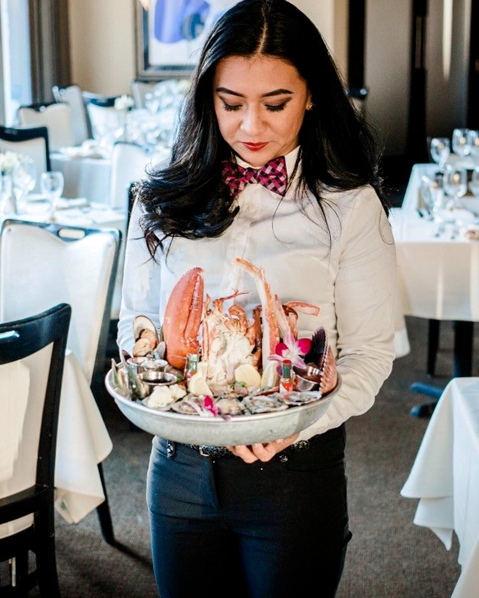 This chilled seafood platter has your name written all over it 😍

 #bestfoodsandiego  #sandiegorestaurants  #bestofsandiego  #osetrasd
