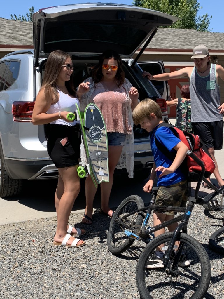 AshleeToyCloset's tweet image. These boys lost their home in the #NumbersFire in Gardnerville last week. 🥺
We connected and spoiled the boys with new bikes, toys, skateboards, etc, etc. 
Their smiles are the reason I do what I do!❤️ #kidshelpingkids @KRNV @kolocares @Aces @pffnevada