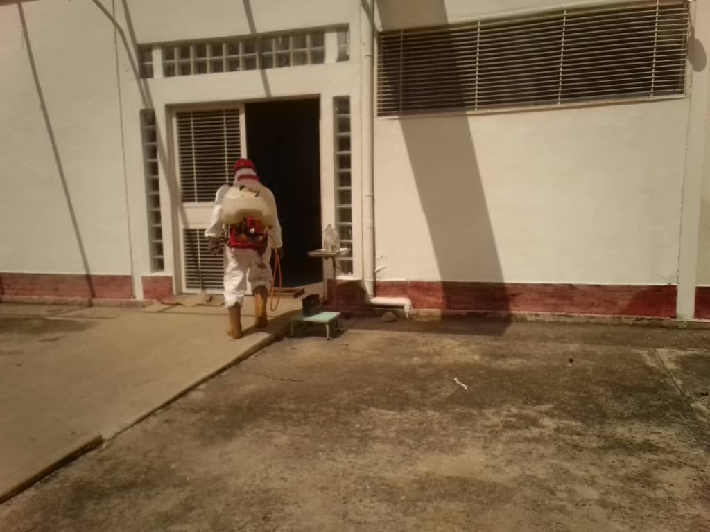 SistemaCarabobo's tweet photo. Comisión del Sistema Integrado Carabobo, realizó jornada de desinfección, #MunicipioValencia, Flor Amarillo, CDI Villa Real.
Áreas desinfectadas 35
Personas beneficiadas 12
Presentes:
#PCCarabobo
#ProteccióncivilCarabobo 
#BomberosCarabobo
#Barrionuevotricolor
#CEFOSIEM https://t.co/fzrKckl47N