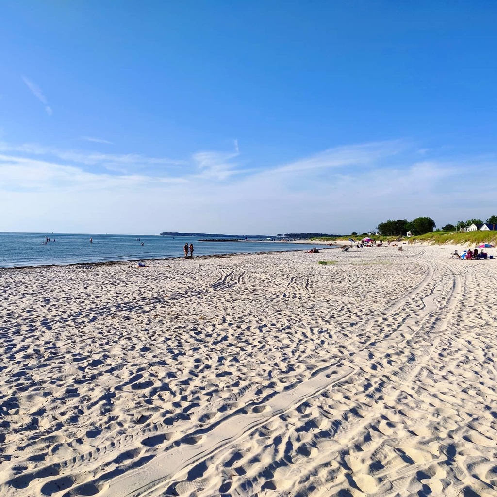 RoamingDaWorld's tweet image. While hiding out here in the town of #CapeCharles VA to spend time with family, we've also been enjoying these great, uncrowded beaches!

These dune-lined beaches run along the Chesapeake Bay. Its shallow waters make great conditions for wading, paddle b… instagr.am/p/CCzKo75JFCF/