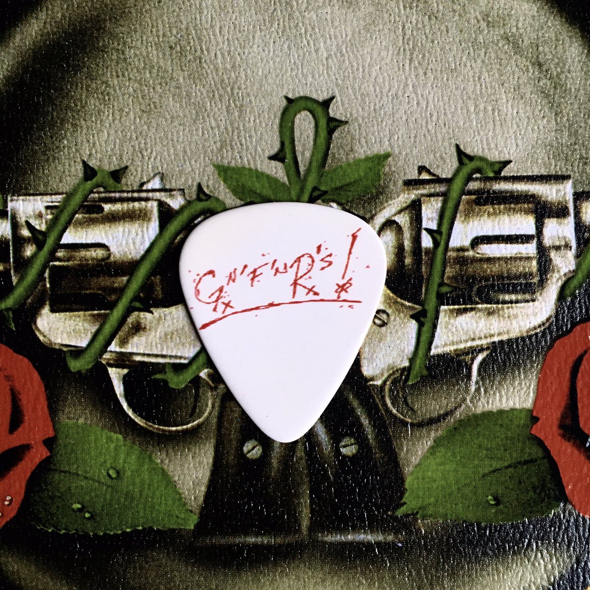 slashworldarg's tweet photo. #slashguitarpicks β β β β β β β β β β β β β β β β β β
Pua conmemorativa de @slash incluida en el VIP Book de @gunsnroses βNot In This Lifetime Tourβ.
π€π©π¦π·
#slash #guitarpick #gunsnroses #gnfnr #notinthislifetime #vipbook #notinthislifetimetour #slashcollection https://t.co/qBz27Uc5DC