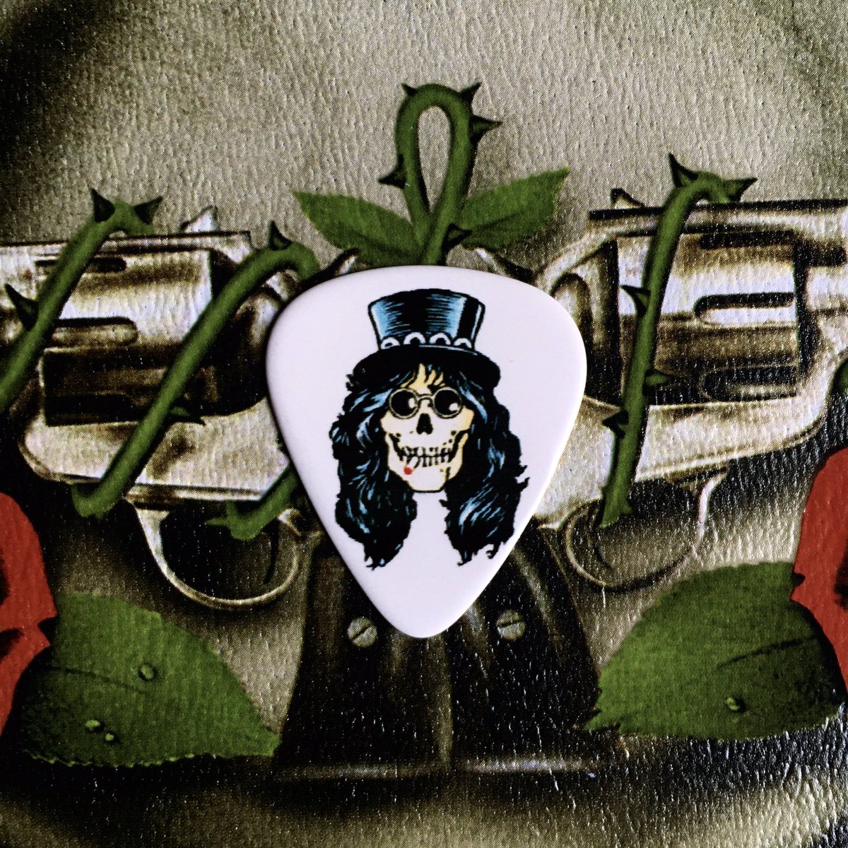 slashworldarg's tweet photo. #slashguitarpicks β β β β β β β β β β β β β β β β β β
Pua conmemorativa de @slash incluida en el VIP Book de @gunsnroses βNot In This Lifetime Tourβ.
π€π©π¦π·
#slash #guitarpick #gunsnroses #gnfnr #notinthislifetime #vipbook #notinthislifetimetour #slashcollection https://t.co/qBz27Uc5DC