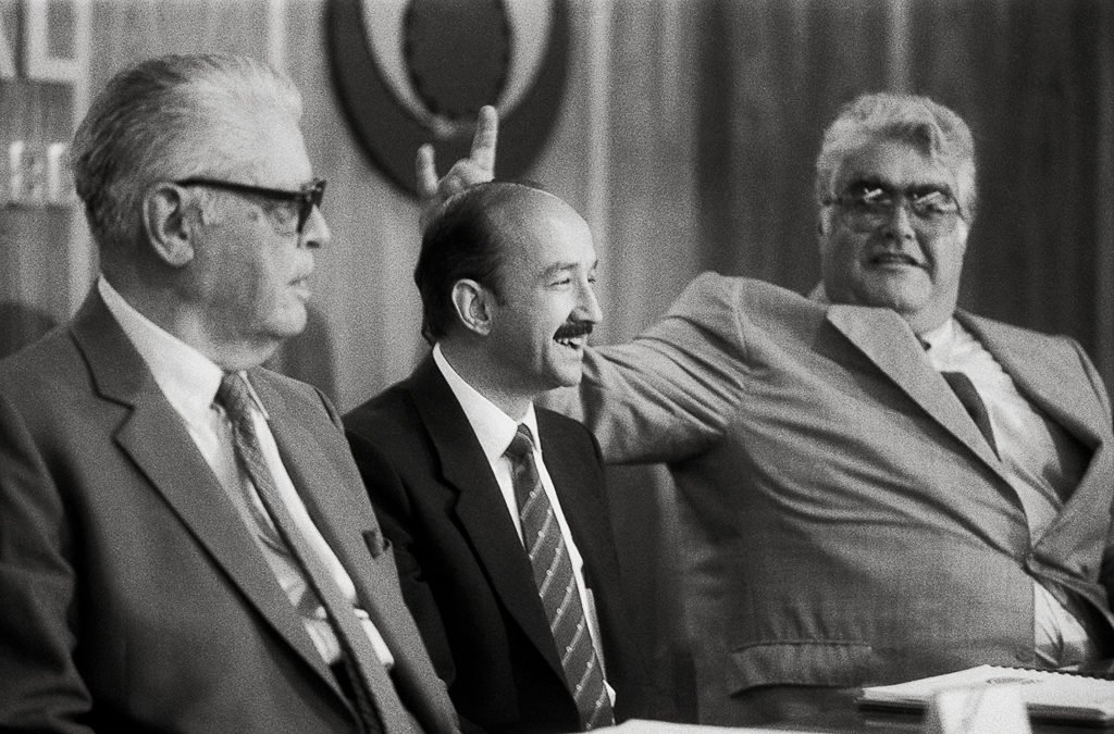58rey's tweet photo. @HistoriaPedro @alitomorenoc La clase "Dorada Política" antes y después de la Revolución. ¡Familias felices de Millonarios vividores y sin llenadera! No es erróneo señalar al #CapiDiTuttiCapi Ahora se entiende el porque añoran la CORRUPCIÓN! https://t.co/WRFDh6EVxx