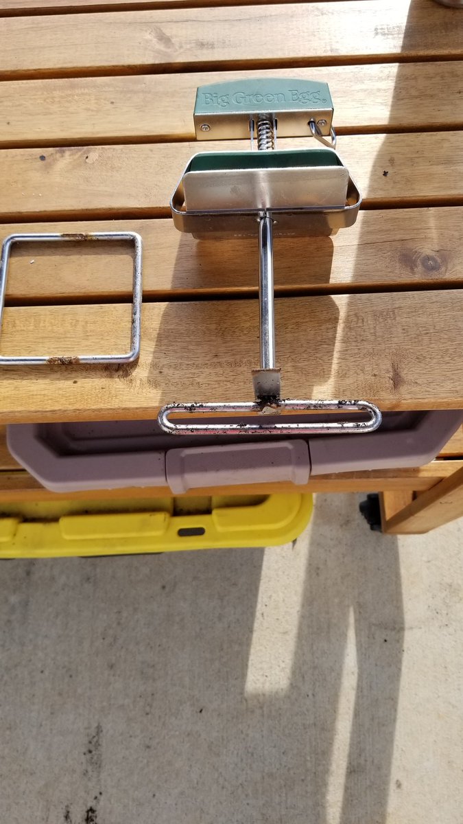 jellis311's tweet photo. @BigGreenEgg 3 months and the Big Green Egg Grid Lifter broke. https://t.co/6B9oY05REv