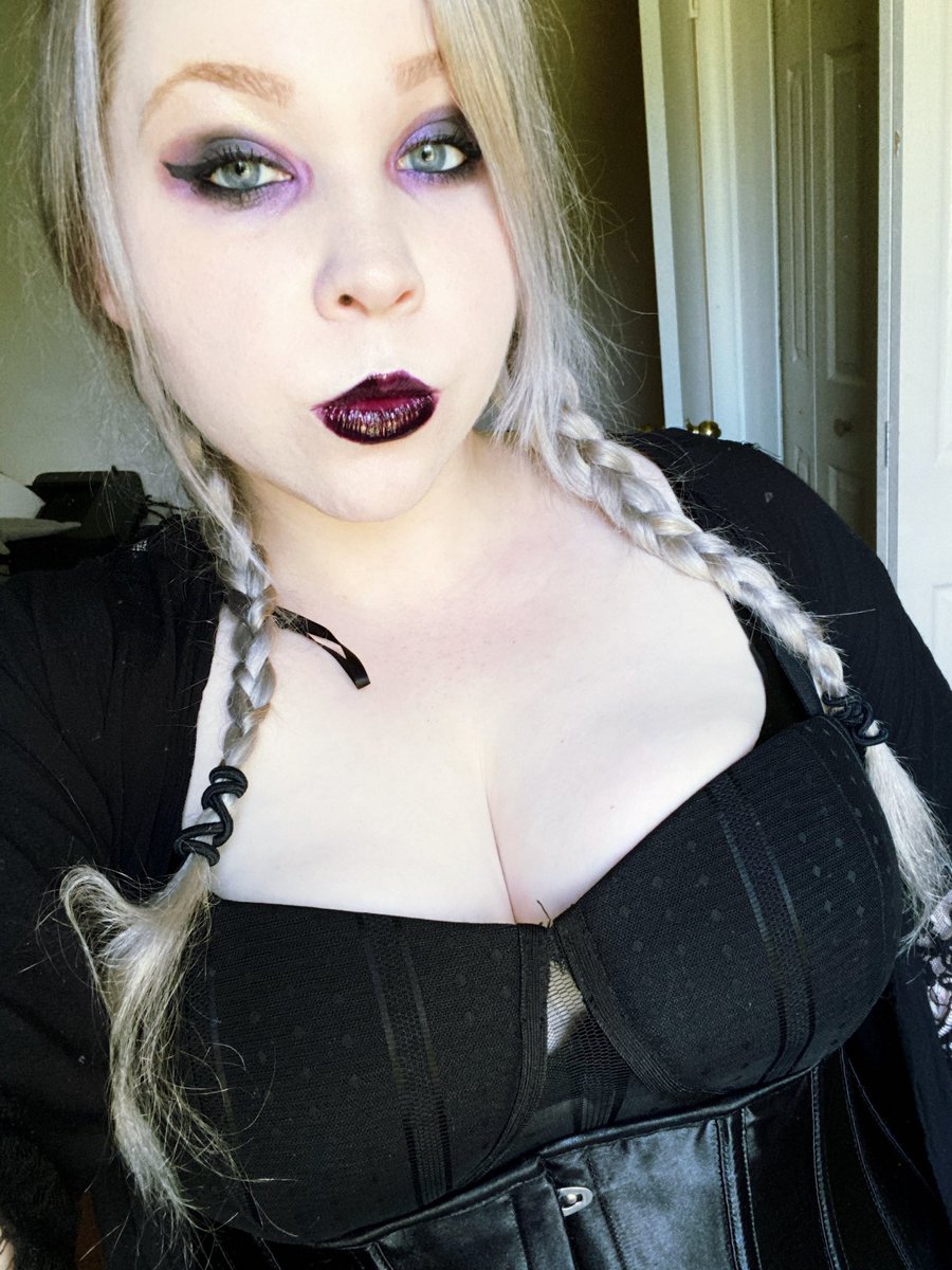 Trying to become more active on here again! How is everyone this weekend? I’m super tired 😭