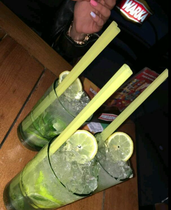 BennettCalliope's tweet photo. Noche de chicas! (Y una tónica disfrazada XD) @itsCoraGreer @TessaDelgdo https://t.co/95MXd4v4Ek