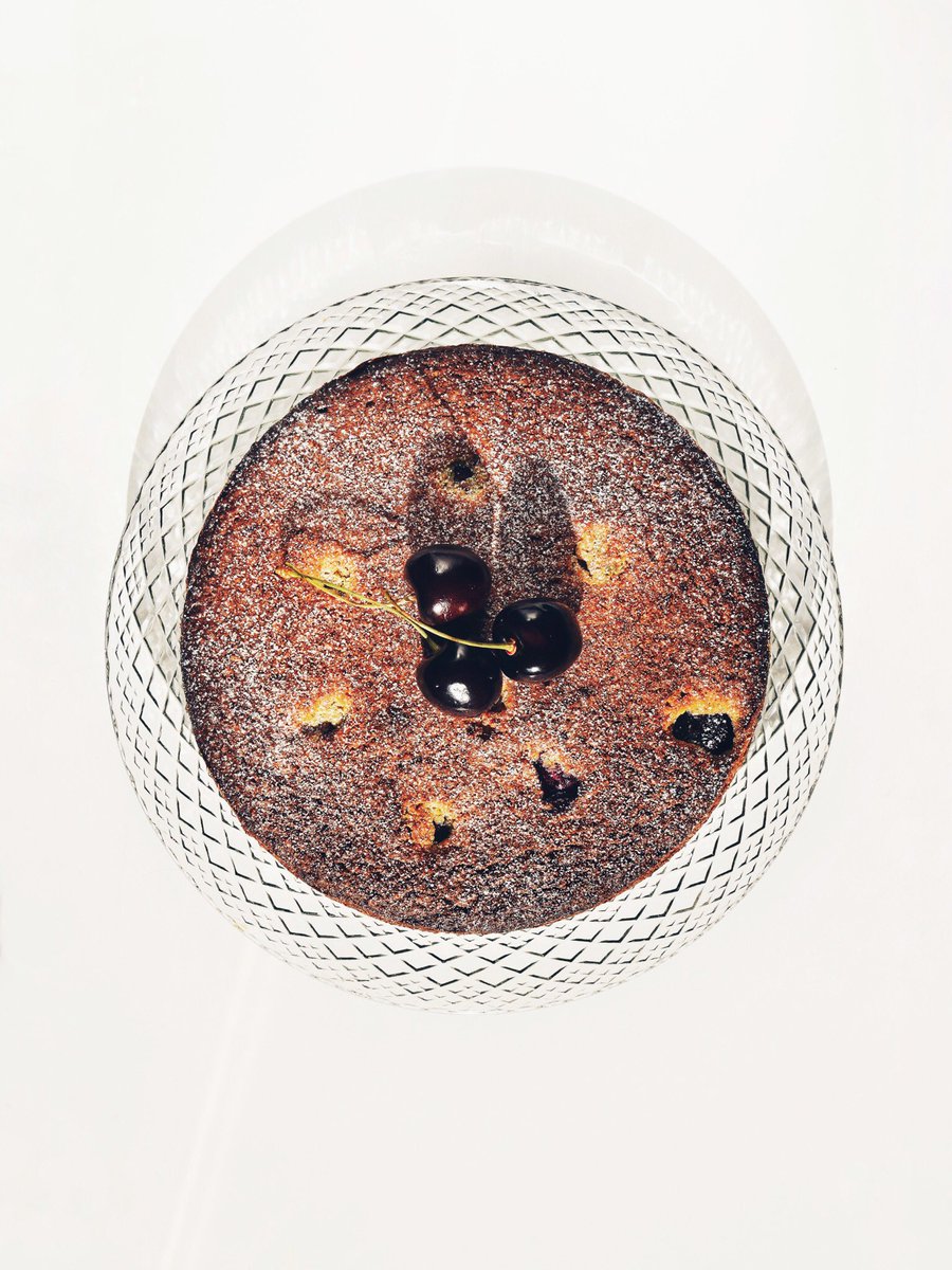 Pistachios + cherries—one of my all-time favourite summertime pairings. @bakedbybenji’s pistachio-cherry cake is perfect, from her lovely book, #thenewwaytocake