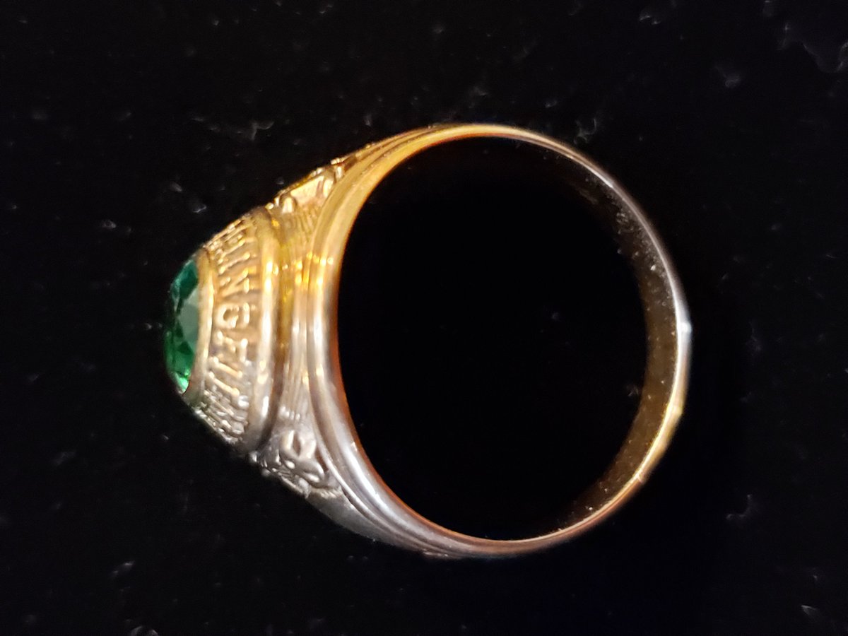 atticesoterica's tweet photo. Vintage 1968 Springfield High School 10K Gold Ring With Green Stone Initials PAE https://t.co/uHb2ApQQnP #Antiques #AtticEsoterica #Vintage #Etsy #Collectibles #CollectibleRing https://t.co/3VpeW1dThy